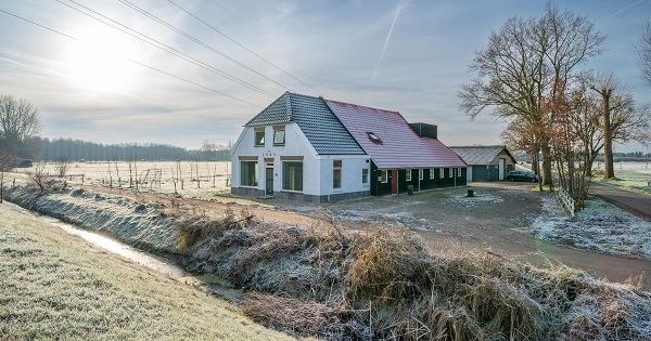 Te koop net buiten Assen: gerenoveerde woonboerderij op 8.860 m² perceel