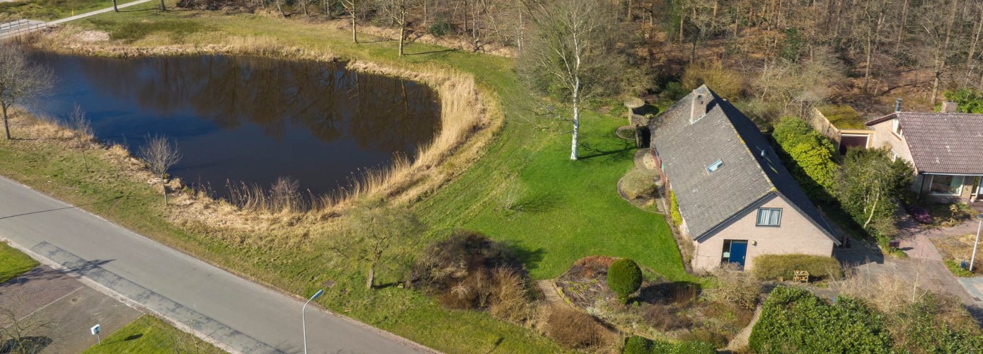Te koop in Assen: vrijstaande semi-bungalow met grote tuin naast vijver
