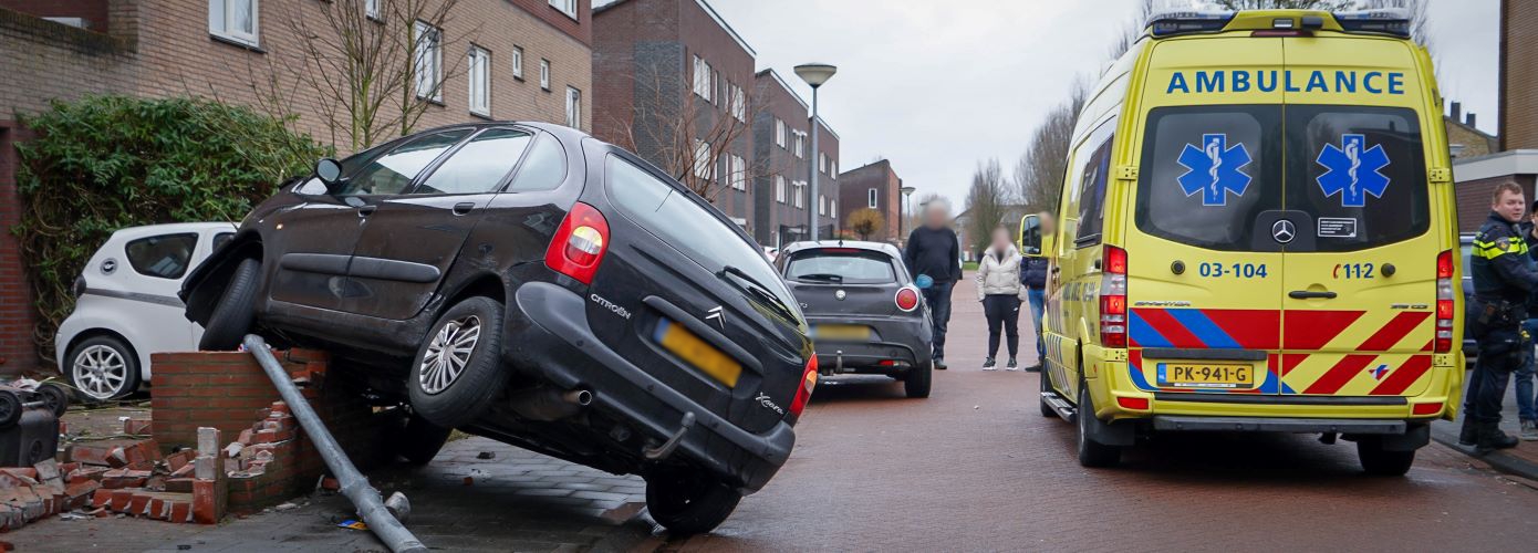 Muurtje en lantaarnpaal platgereden bij aanrijding in Assen