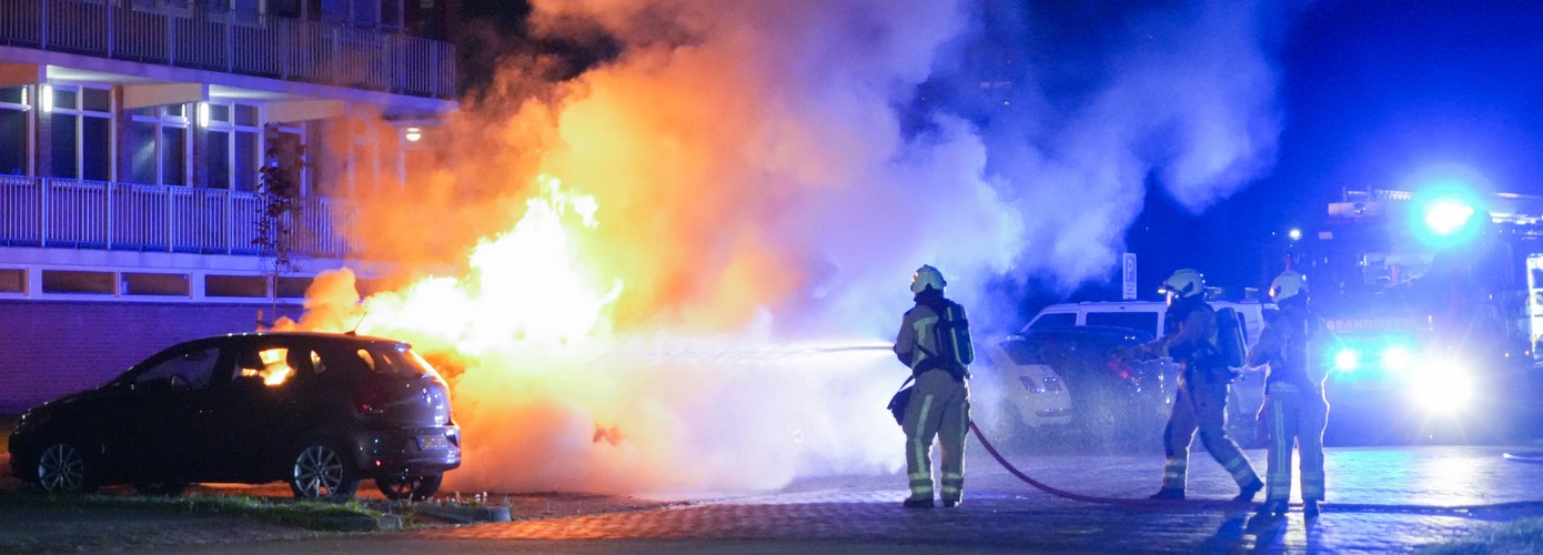 Auto gaat volledig verloren door felle brand (Video)