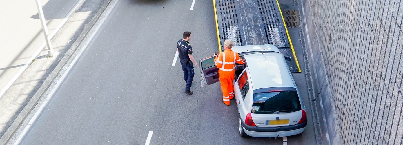 Auto botst tegen zijkant van tunnel in Assen
