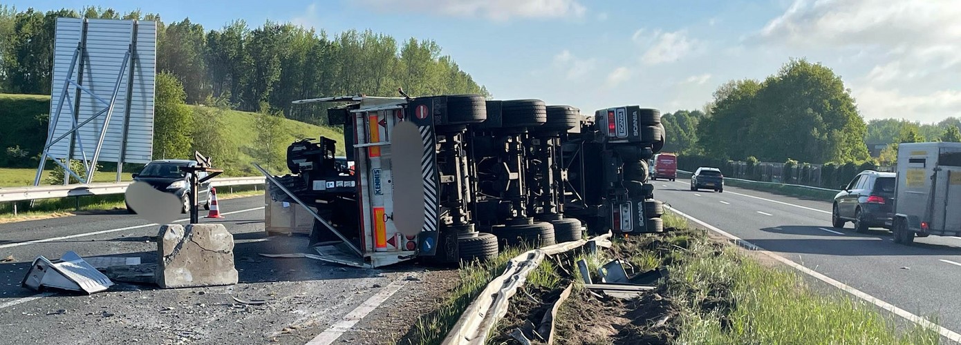 Vrachtwagen schiet door vangrail en kantelt op A28 bij Assen