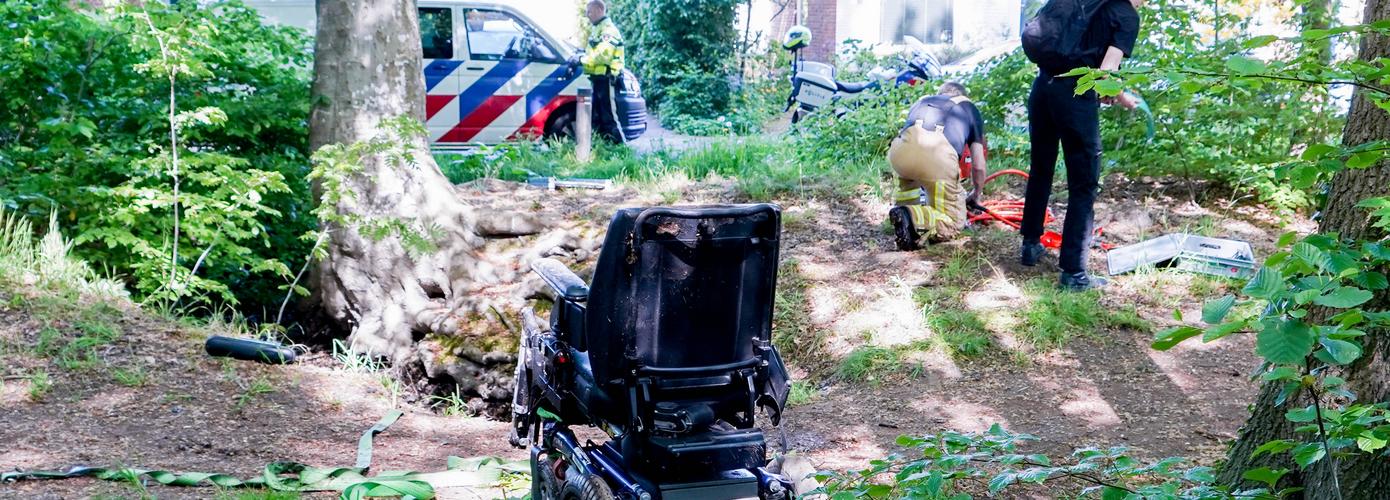 Man in elektrische rolstoel belandt in sloot (Video)