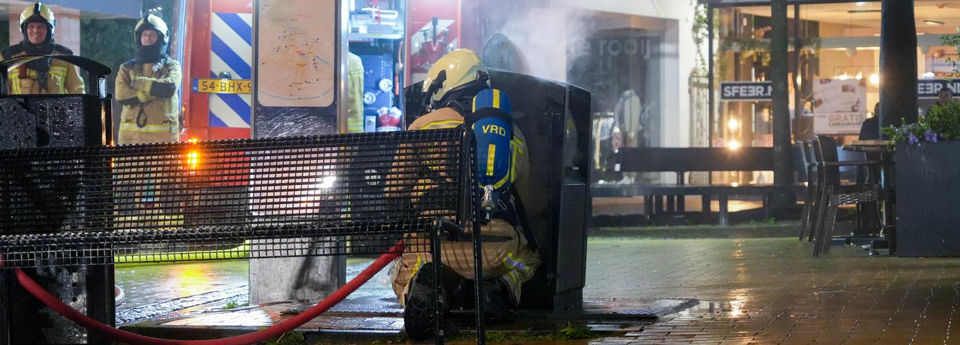 Brandweer blust containerbrand in centrum van Assen