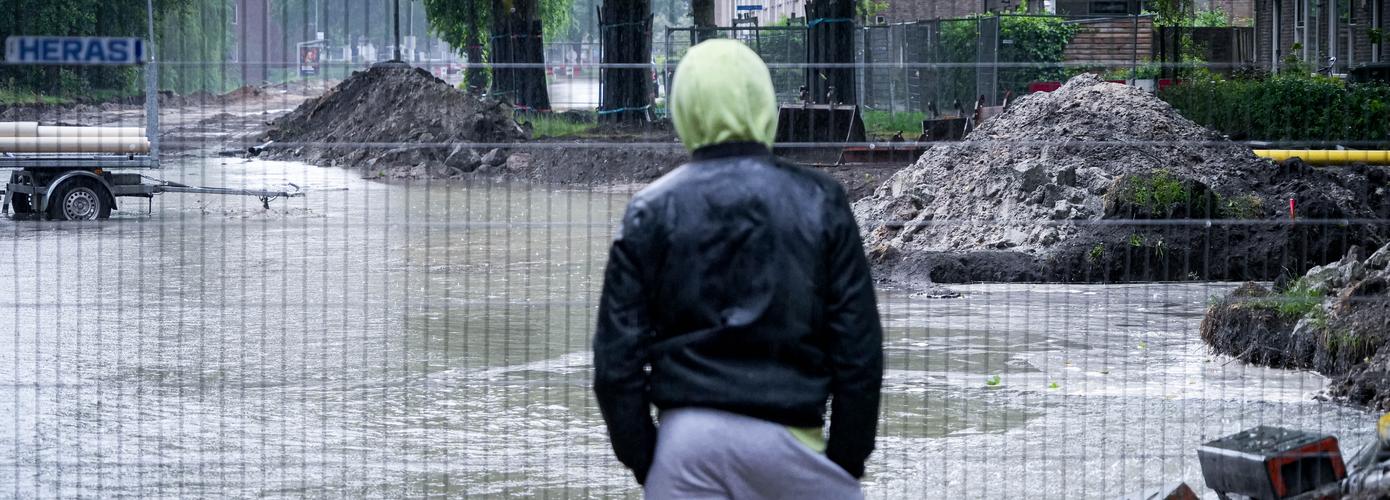 Bouwput in Assen stroomt vol water na breuk in waterleiding