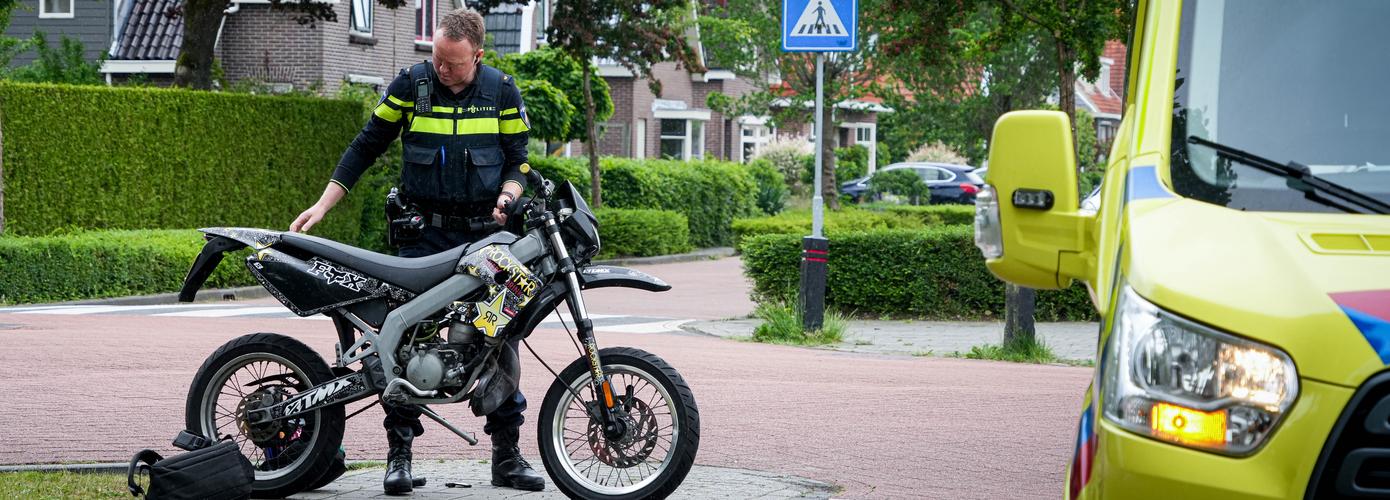 Brommerrijder botst op auto in Assen