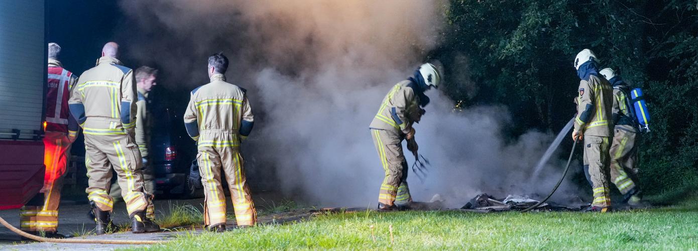 Brandweer blust buitenbrand in Marsdijk