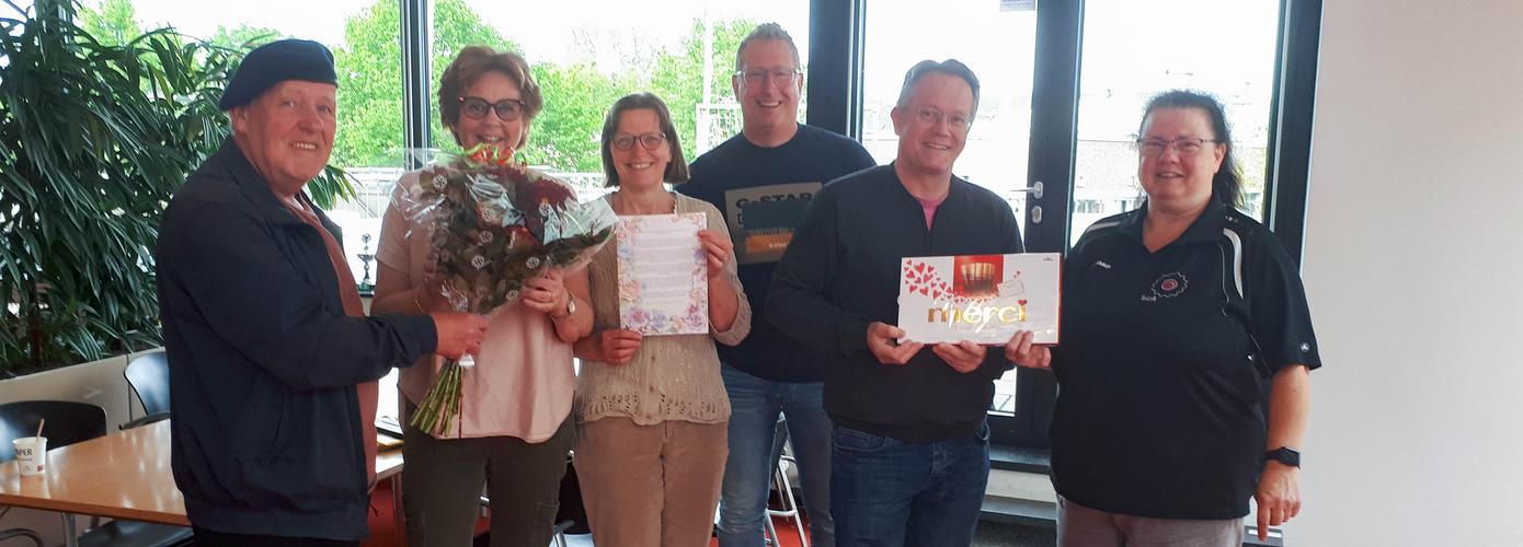 Badmintonvereniging verrast medewerkers verhuursport met Bloemetje van het jaar