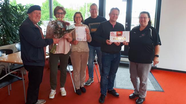 Badmintonvereniging verrast medewerkers verhuursport met Bloemetje van het jaar
