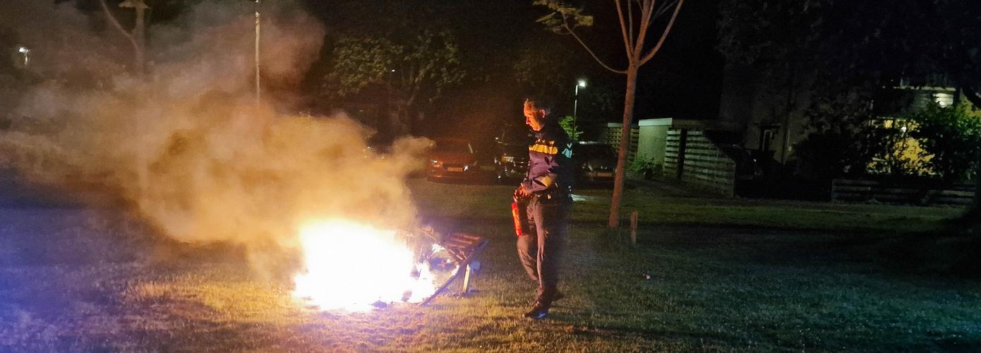 Politie blust afvalbrand in Assen-Oost