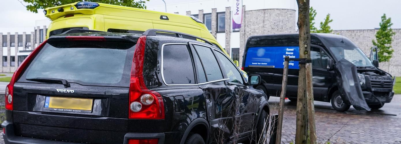 Auto en busje botsen op elkaar in Assen