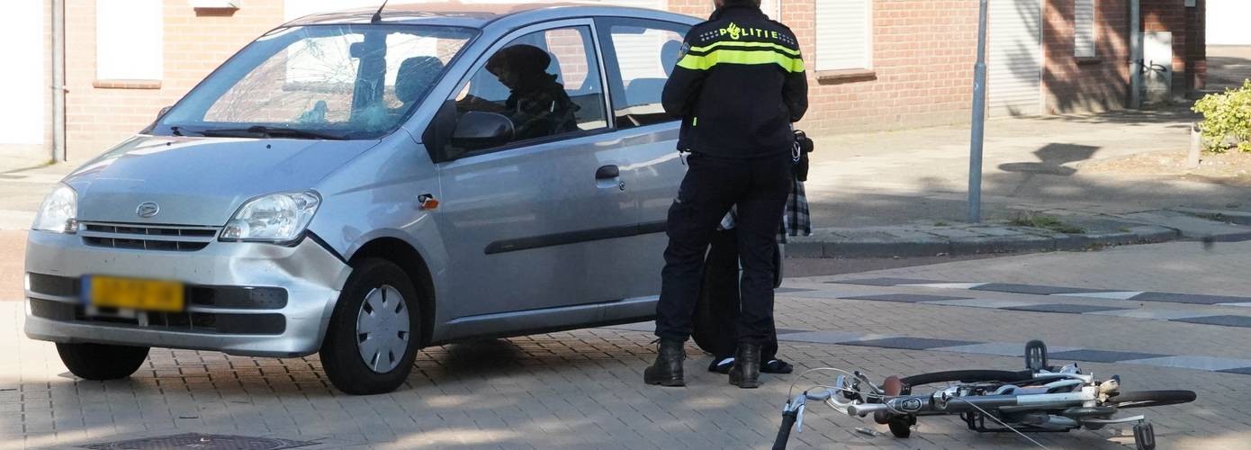 Fiets breekt doormidden na botsing met auto in centrum van Assen