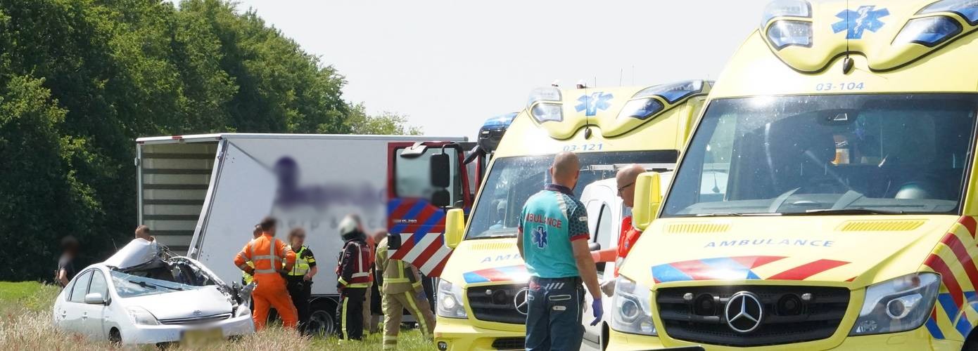 Gewonde bij ongeval tussen kleine vrachtauto en twee auto's op A28 (video)