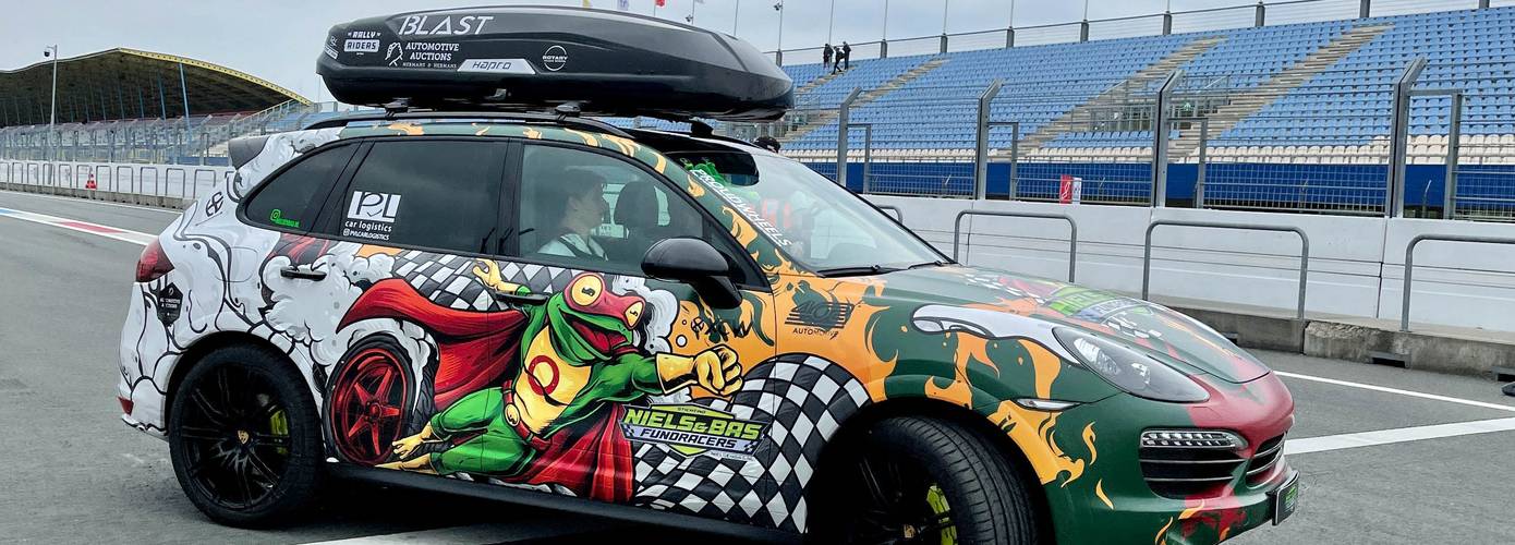 Niels en Bas presenteren Porsche Cayenne voor Budapest Rally en Stichting Opkikker op TT-Circuit