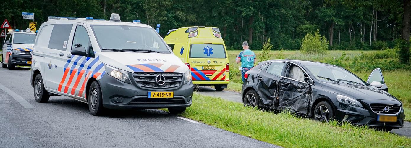 Auto botst op boom in Assen