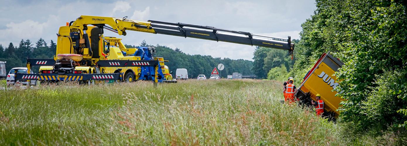 Vrachtwagen raakt van A28 en kantelt (Video)