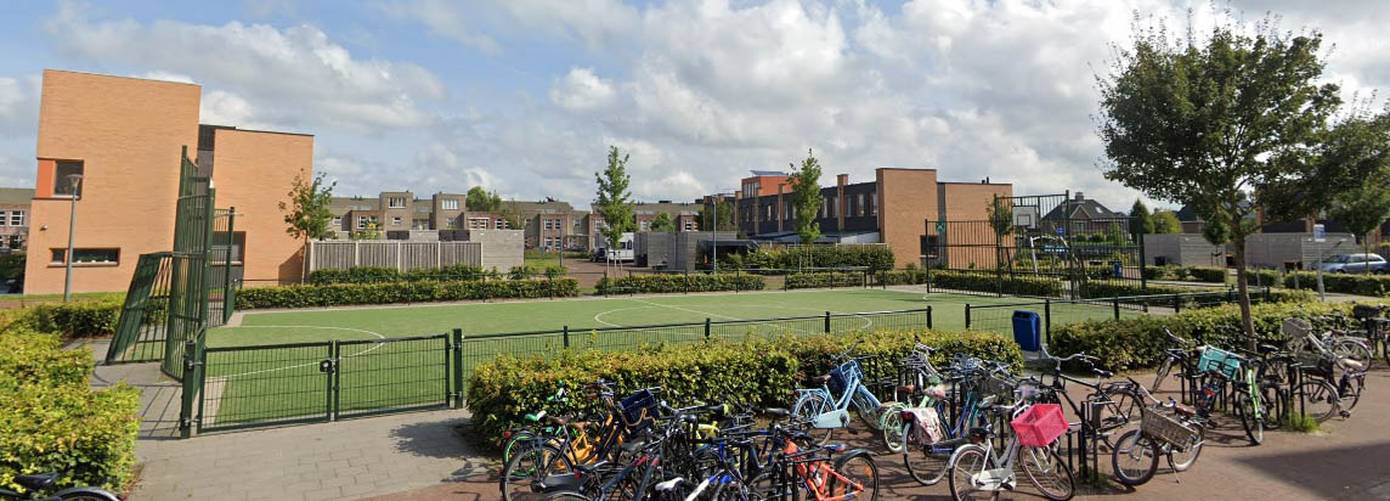 Gemeente verwijdert hekwerk van voetbalkooi Kloosterveen na klachten van omwonenden