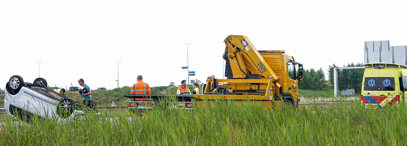 Auto op de kop op A28 bij Assen