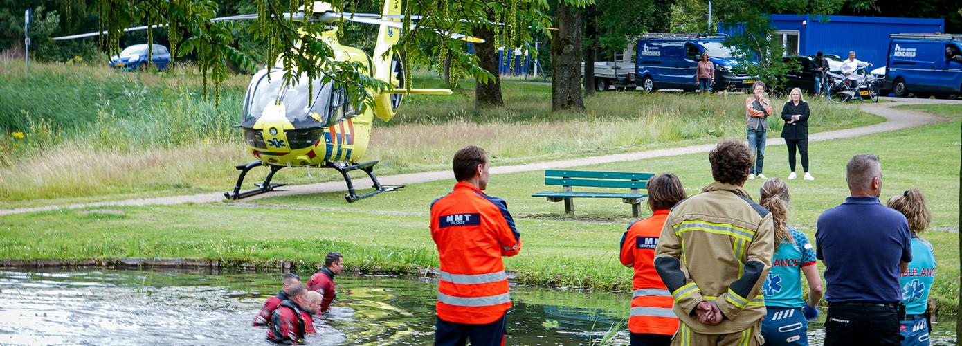 Grote zoekactie in vijver naar mogelijk persoon in water (Video)