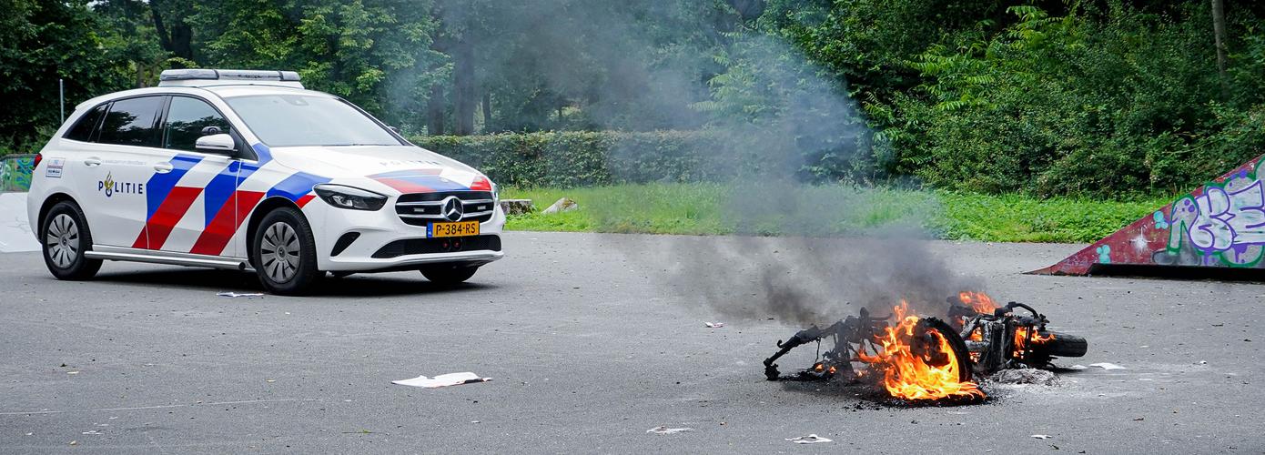 Go-scooter gaat volledig in vlammen op (Video)