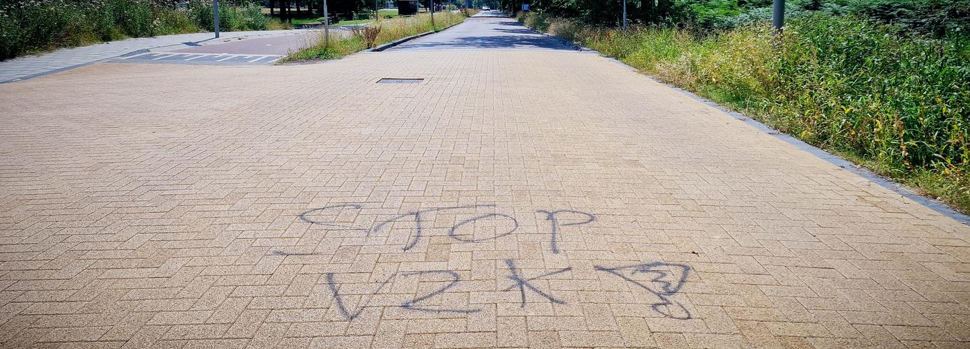 Opnieuw teksten op straatmeubilair gespoten in Assen 