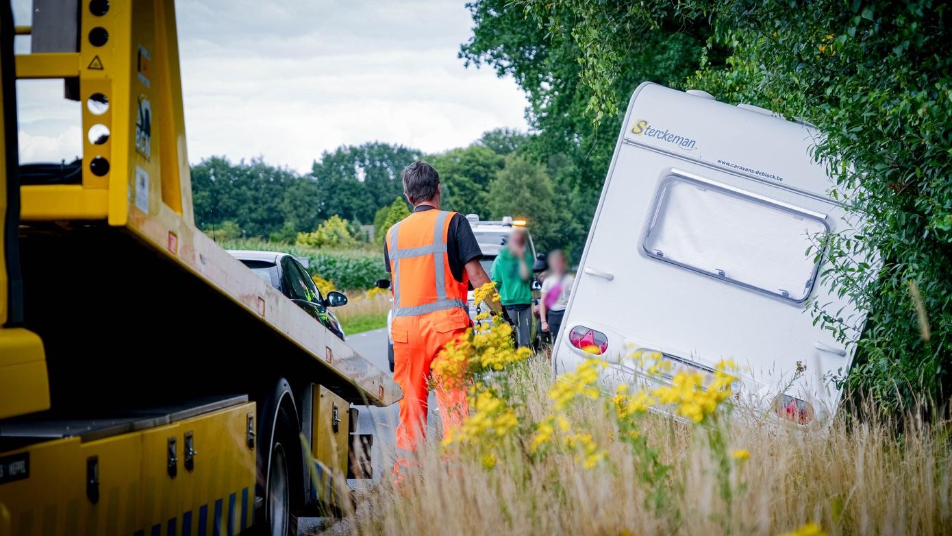 Caravan schiet los van auto en belandt in sloot (Video)