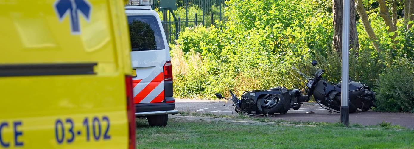 Licht gewonde na botsing tussen twee scooterrijders (Video)