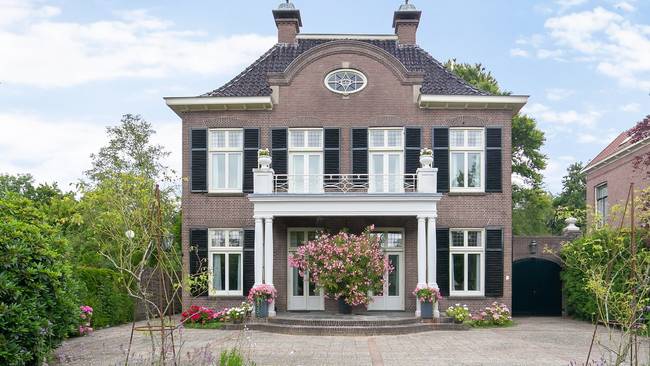 Te koop in Assen: Monumentale vrijstaande villa met schuilkelder