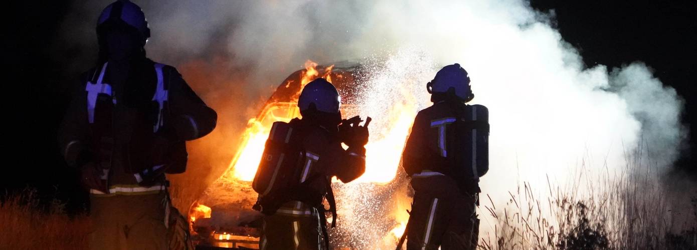 Busje volledig uitgebrand in Assen (video)