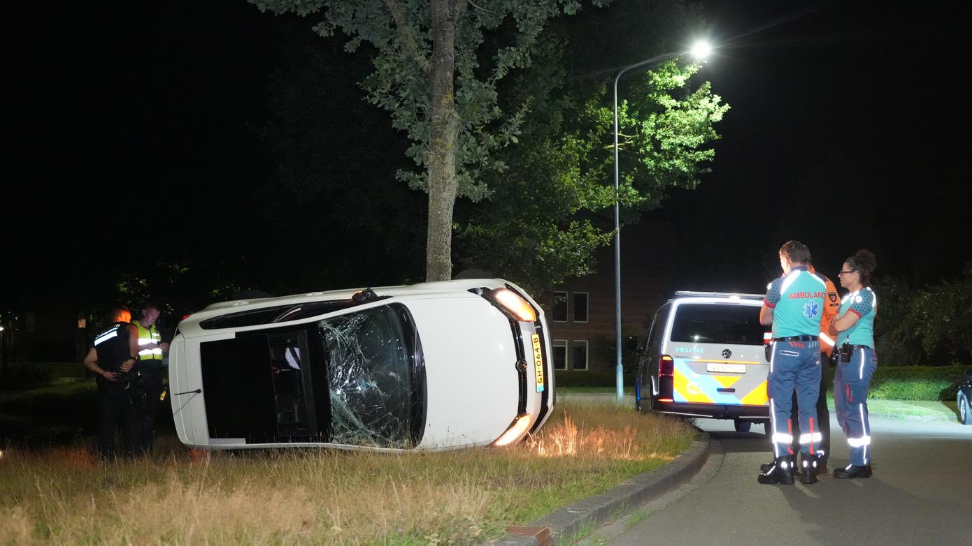 Bestuurder van gestolen auto vlucht na ongeval (Video)