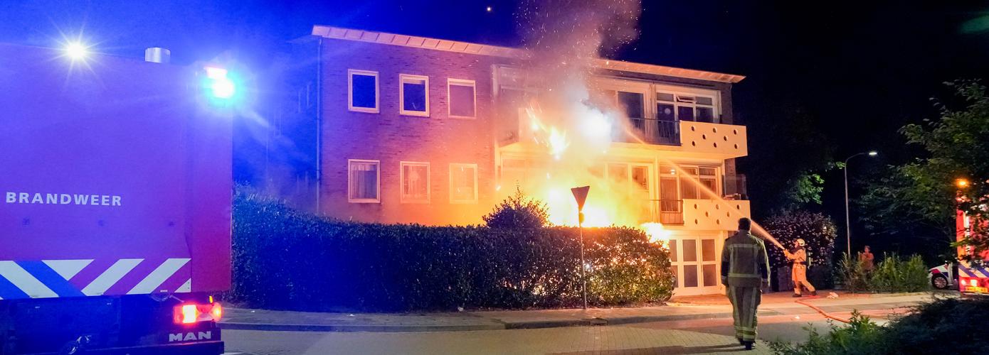 Auto volledig door brand verwoest in Assen (Video)