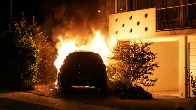 Auto volledig door brand verwoest in Assen (Video)