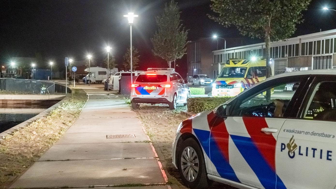 Politie redt man uit water bij Havenkade