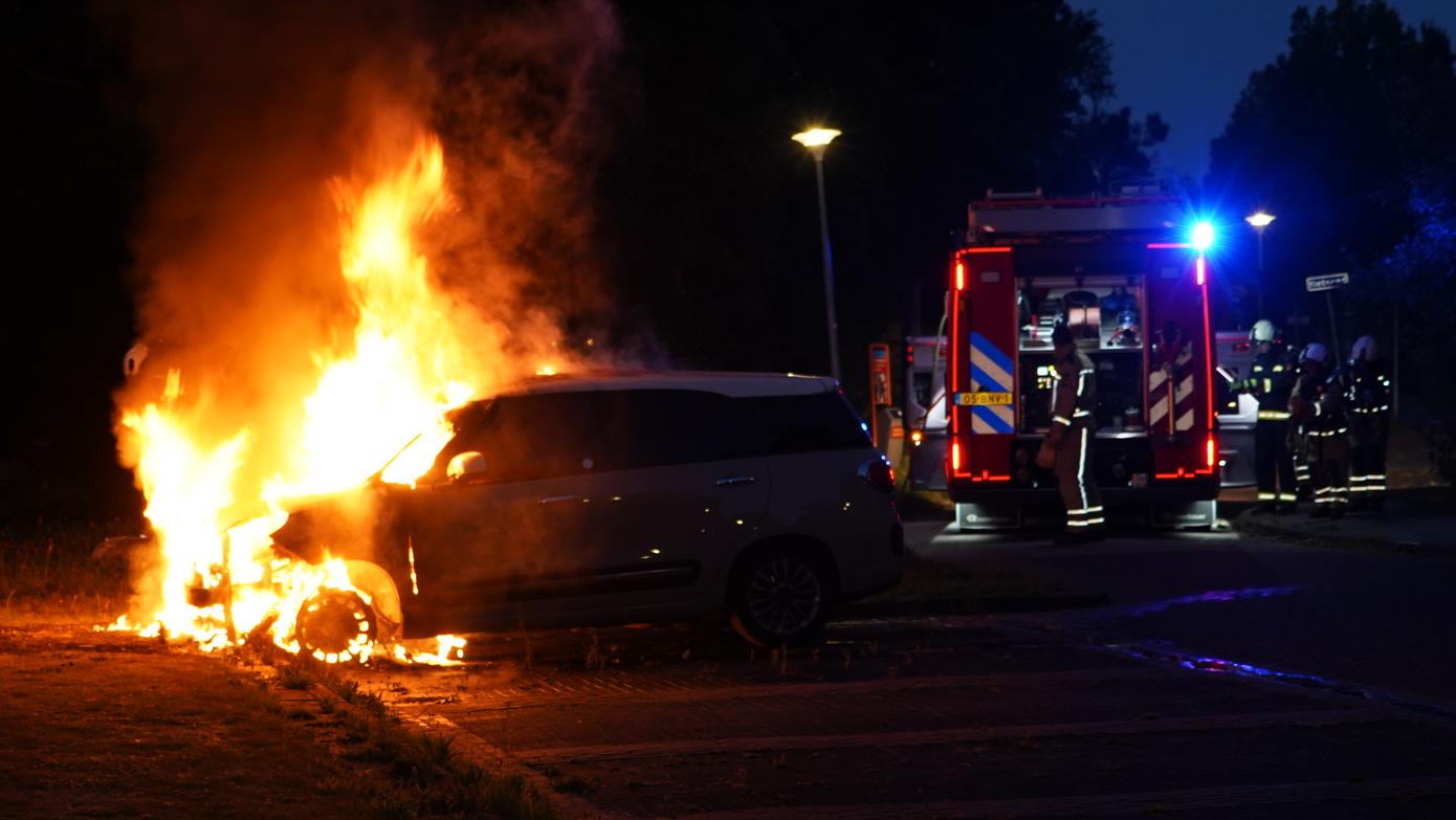 Auto gaat in Assen in vlammen op (Video)