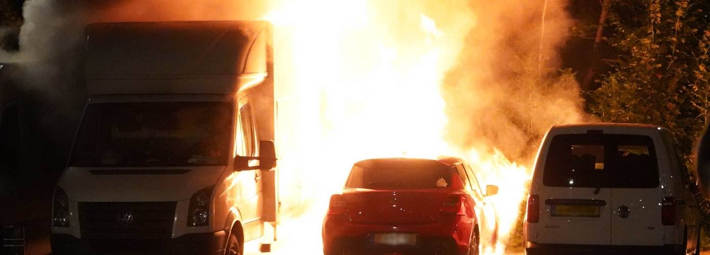 Opnieuw felle uitslaande autobrand; twee voertuigen uitgebrand en één beschadigd (video)