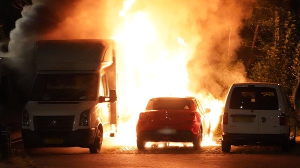 Opnieuw felle uitslaande autobrand; twee voertuigen uitgebrand en één beschadigd (video)