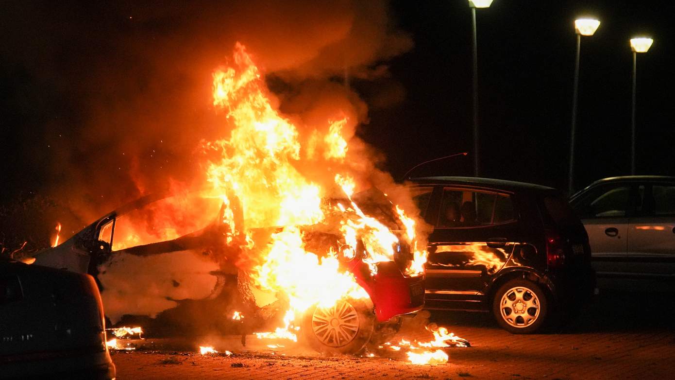 Auto volledig door brand verwoest in Assen-Oost (Video)