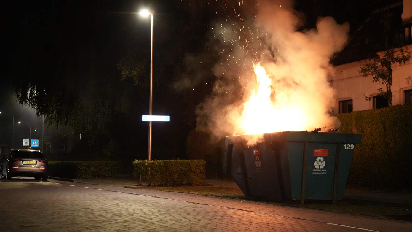 Bouwcontainer brandt volledig uit in Assen (Video)
