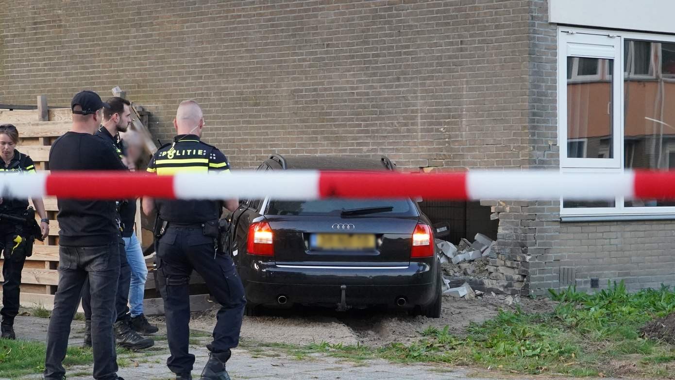 Auto rijdt woning binnen in Assen