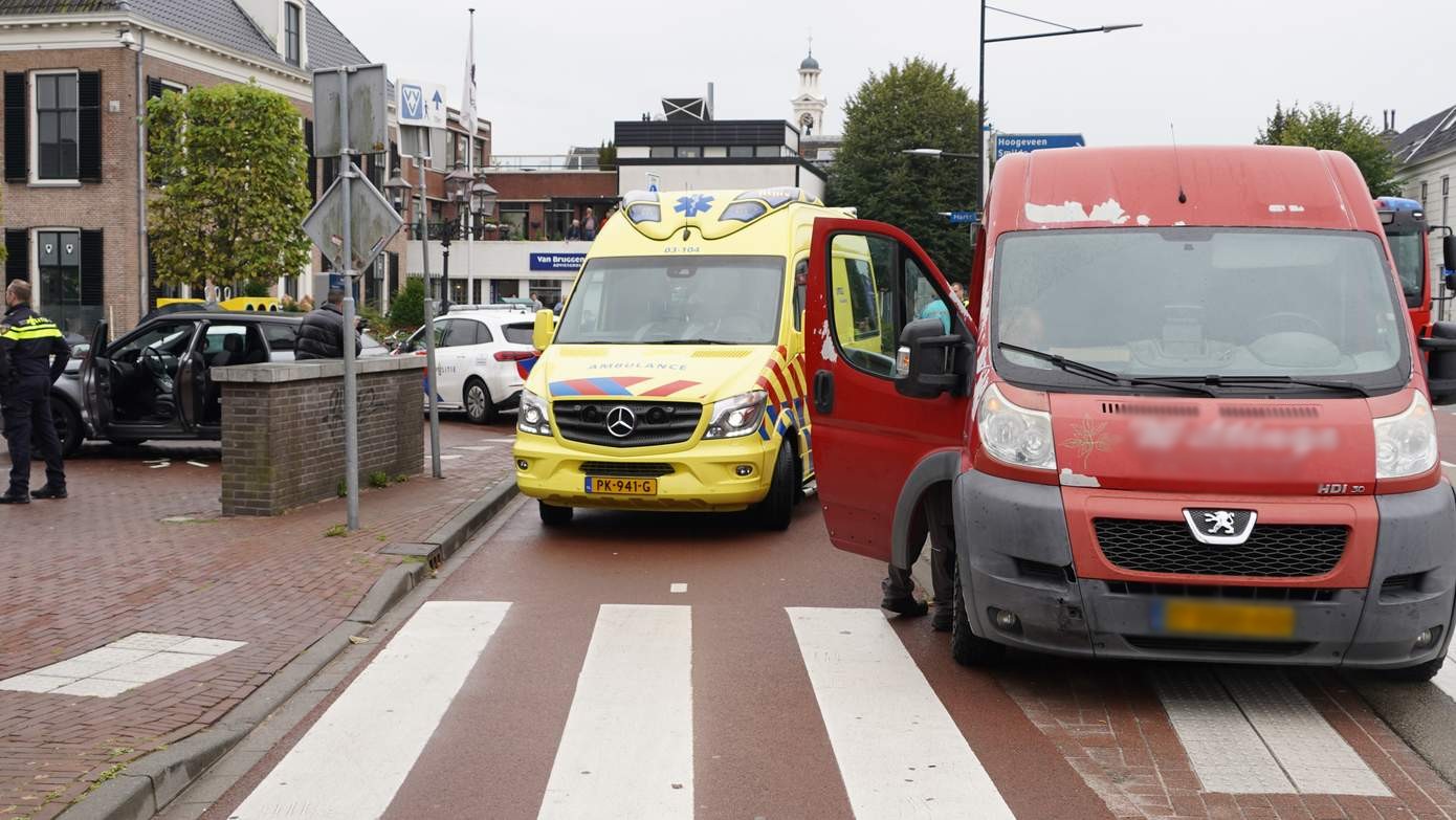 Bedrijfsbus en auto botsen op elkaar in Assen