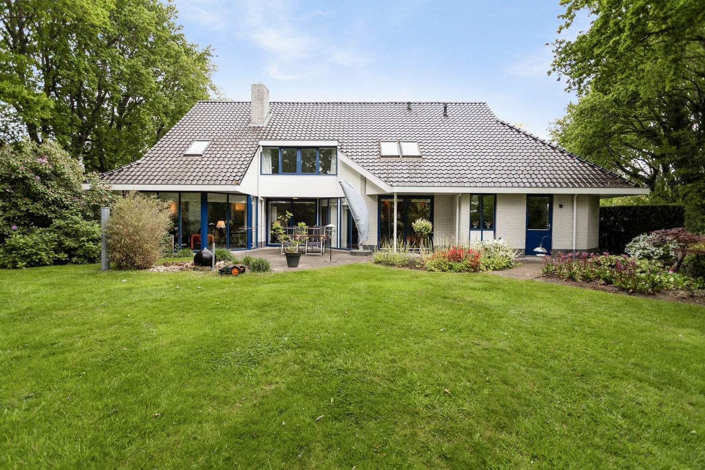 Te koop in Assen: onder architectuur gebouwde vrijstaande villa op droomplek