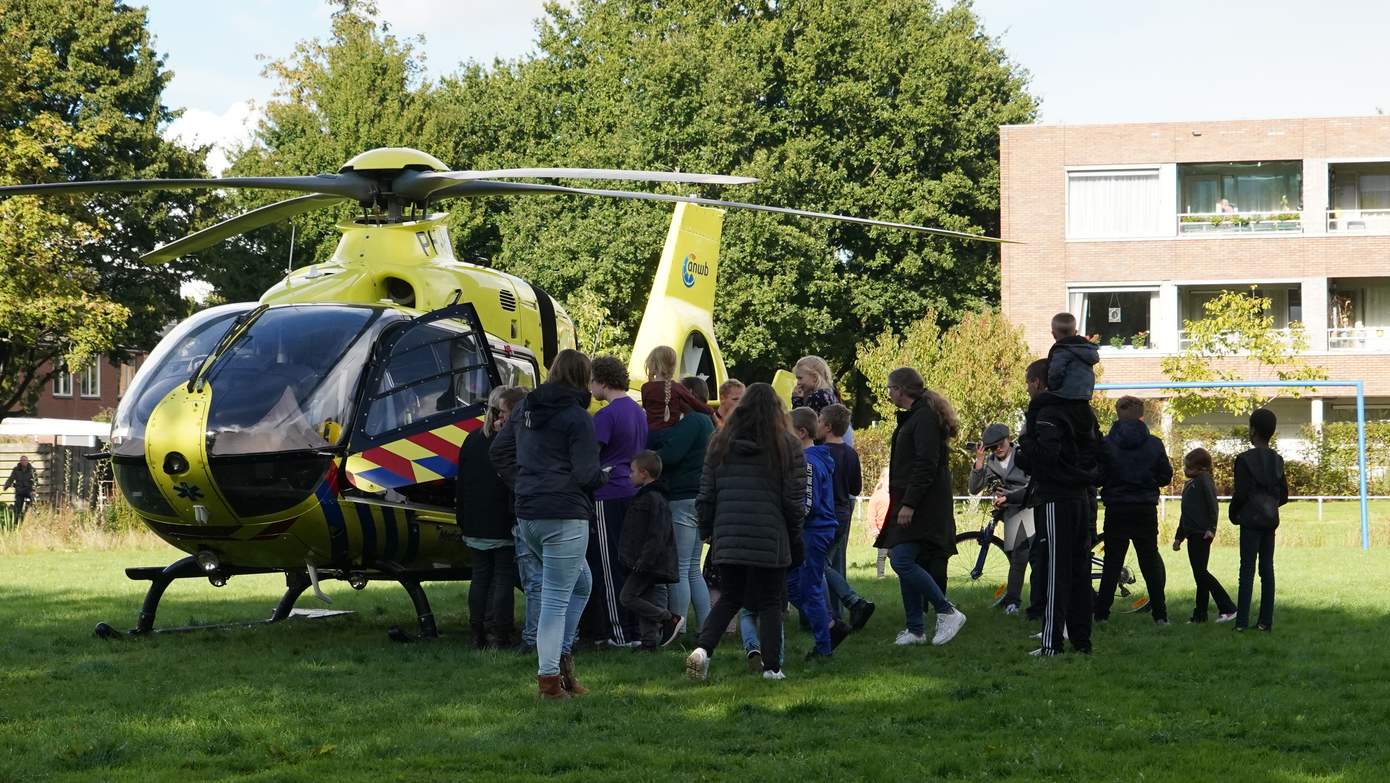 Kinderen krijgen rondleiding in en om traumahelikopter in Pittelo