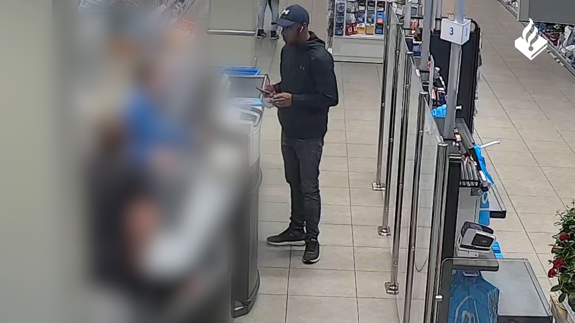 Video: Wie is deze man die met een gestolen bankpas pint in Assen en Smilde?