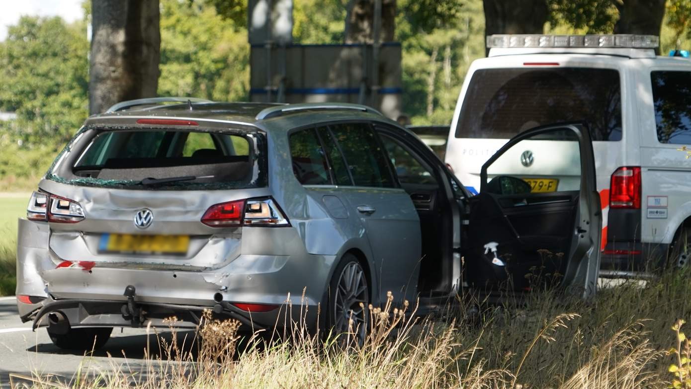 Twee gewonden bij botsing tussen auto en vrachtwagen