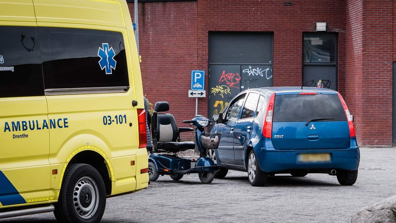 Bestuurder op scootmobiel gewond door botsing met auto