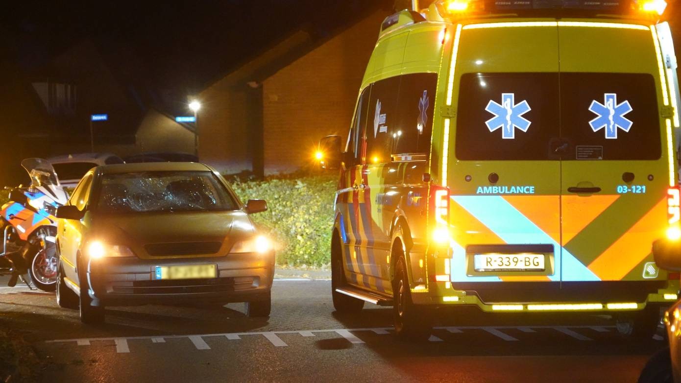 Fietser gewond bij botsing met auto in Assen (Video)