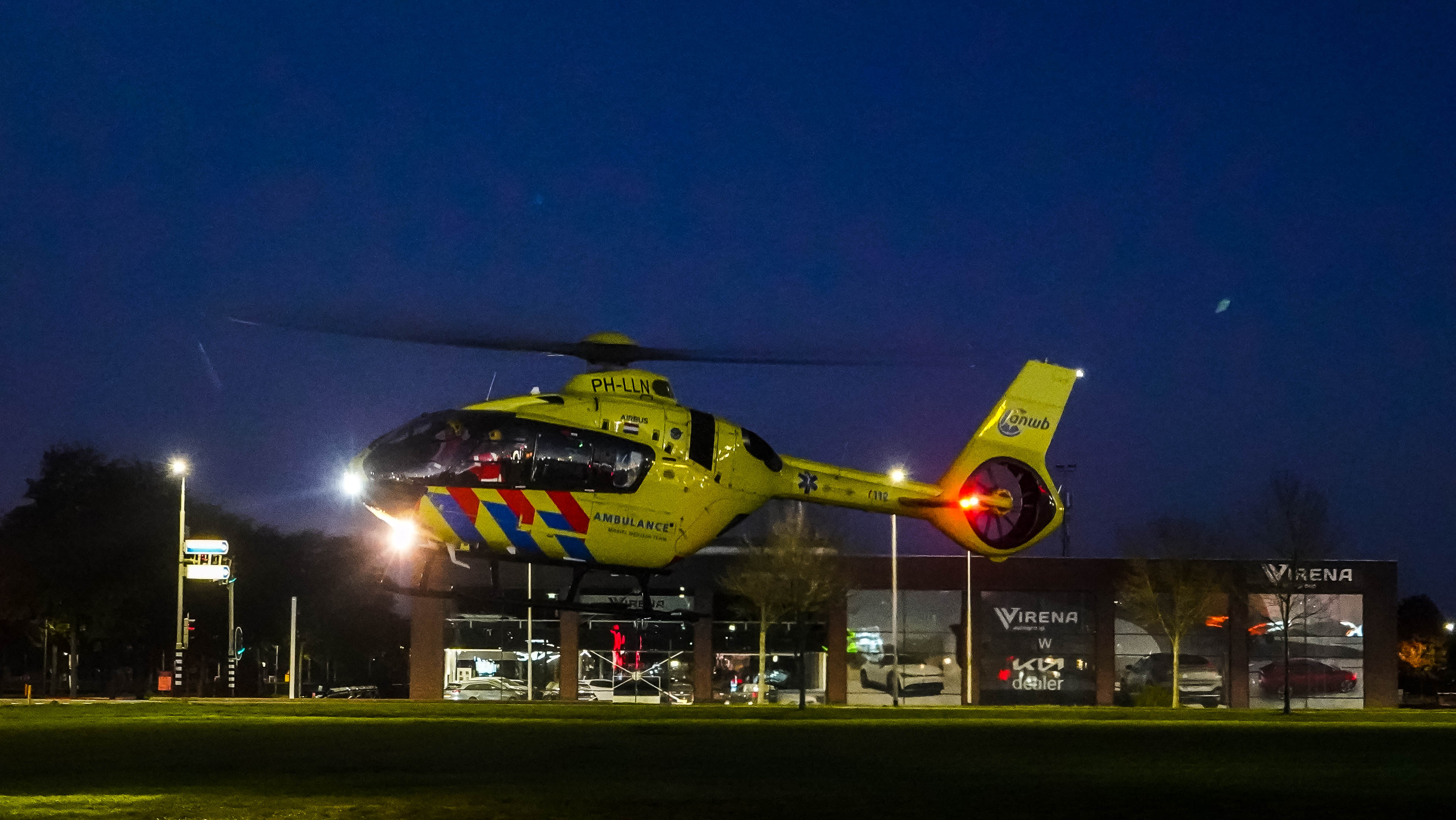 Traumahelikopter landt bij KFC voor ondersteuning aan ambulance