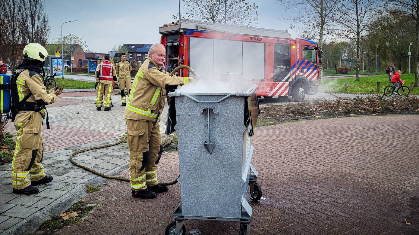 Brandweer blust containerbrand in Kloosterveen