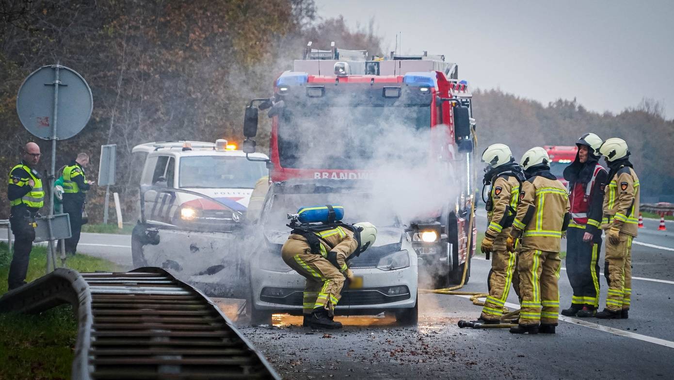 Auto brandt volledig uit op A28