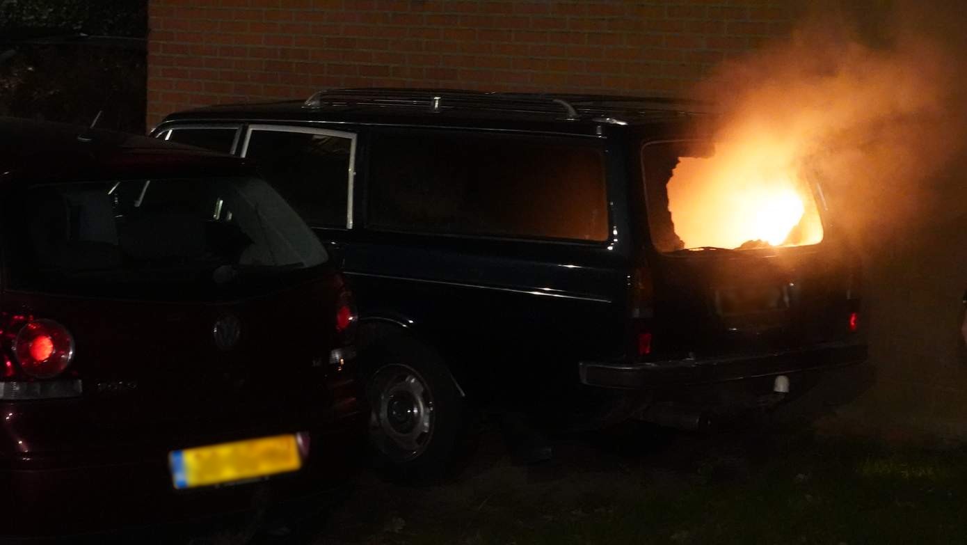 Weer een auto in brand gestoken in Assen (video)